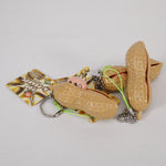 Lade das Bild in den Galerie-Viewer, Zappeln Erdnuss Schlüsselanhänger 6x2cm, Stressabbau, ab 3 Jahren, NEU OVP, JTS