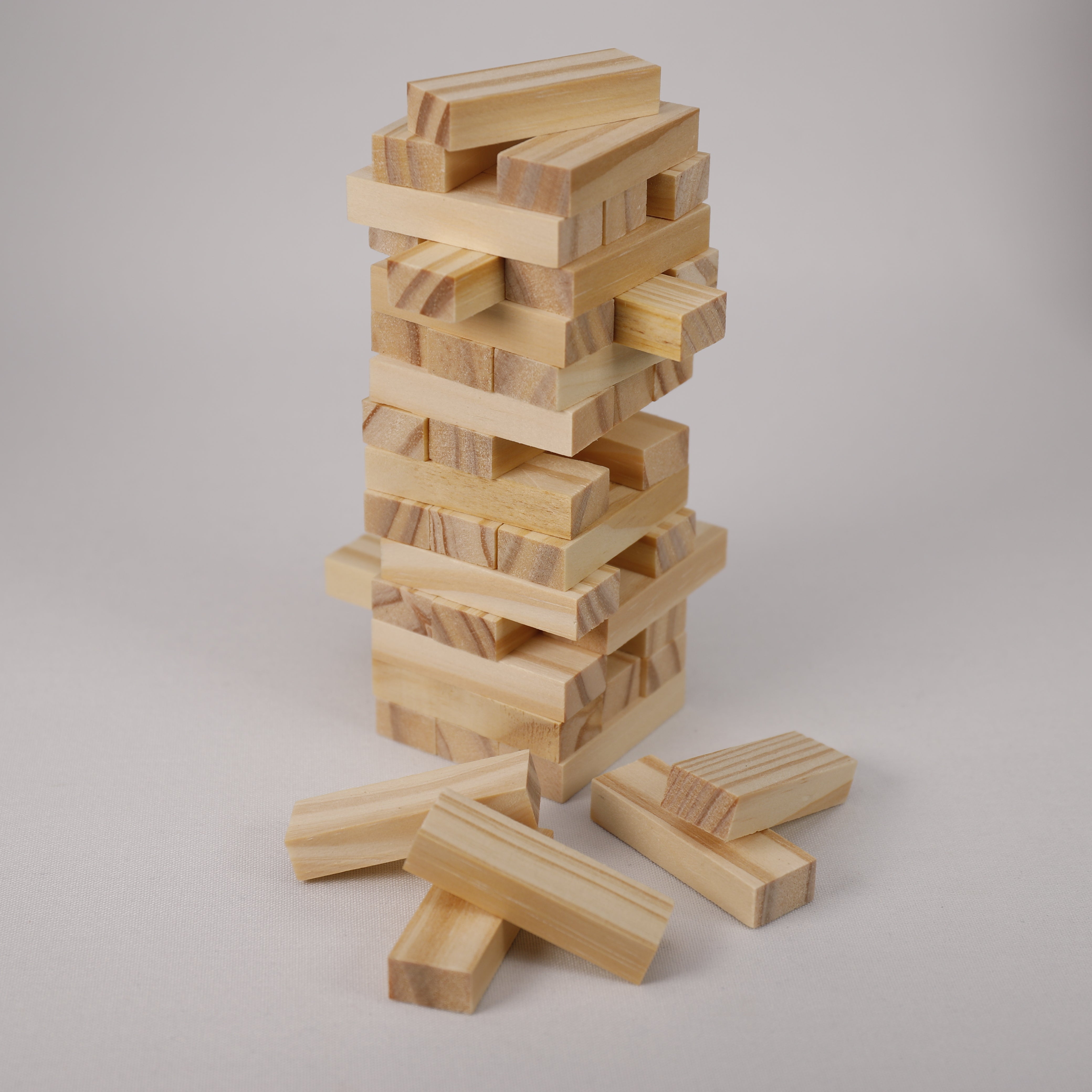 Klassisches Wackelturm Spiel aus Holz, Kreativ, Entdecken, Spielest, Spielzeug.